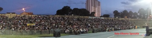 il pubblico di CONZATIVICCI, una della commedie in vernacolo nello stadio Gigi Marulla di Cosenza - 1